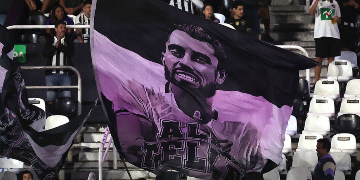 Torcida do Botafogo tremula bandeira em homenagem ao lateral Alex Telles no Nilton santos - Vitor Silva / Botafogo