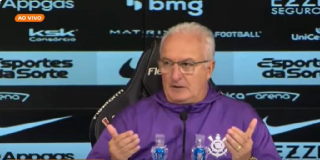 Dorival Júnior concede entrevisa após jogo com o Santos, com logo do Appgas ainda no backdrop - Reprodução