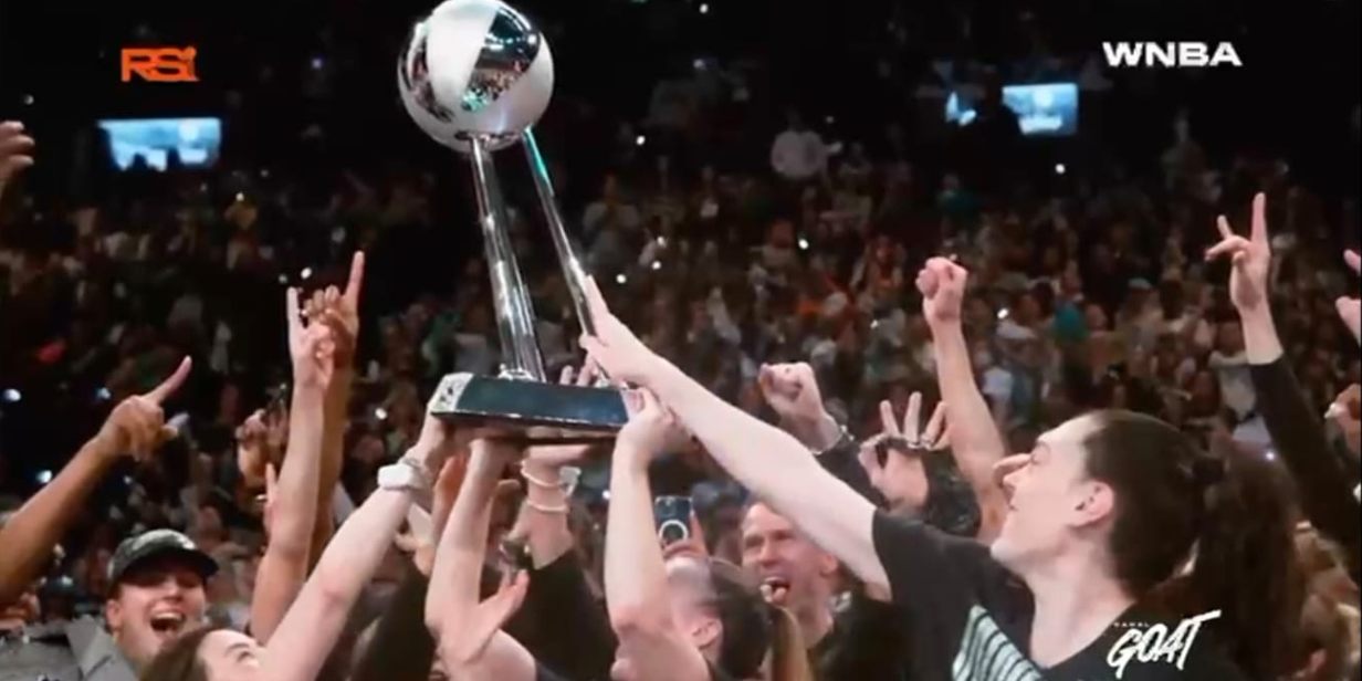 Jogadoras do New York Liberty erguem o troféu da WNBA em 2024 - Reprodução
