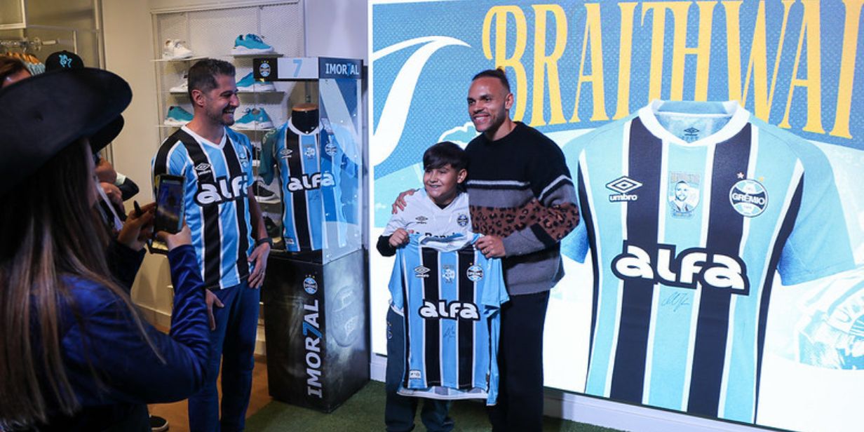 O atacante Braithwaite faz ação promocional em loja oficial do Grêmio - Guilherme Testa / Grêmio