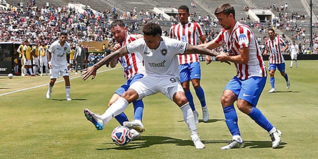 Igor Jesus, do Botafogo, protege a bola diante de marcação do Atlético de Madrid - Vítor Silva / Botafogo