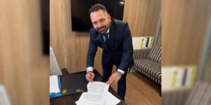 Claudio Gomes assinou nesta terça-feira (3) contrato para ser diretor de marketing da CBF - Divulgação