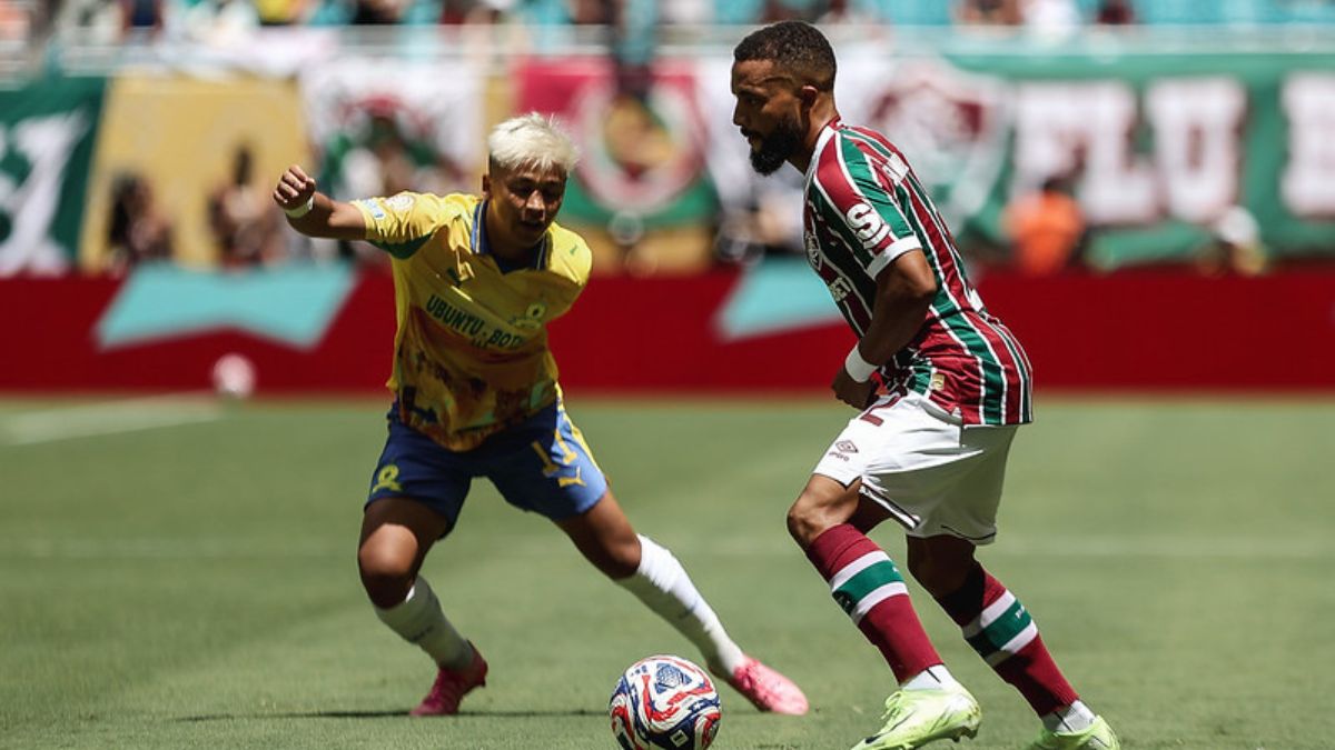 Samuel Xavier, do Fluminense, tenta passar pela marcação do Mamelodi - Lucas Merçon / Fluminense