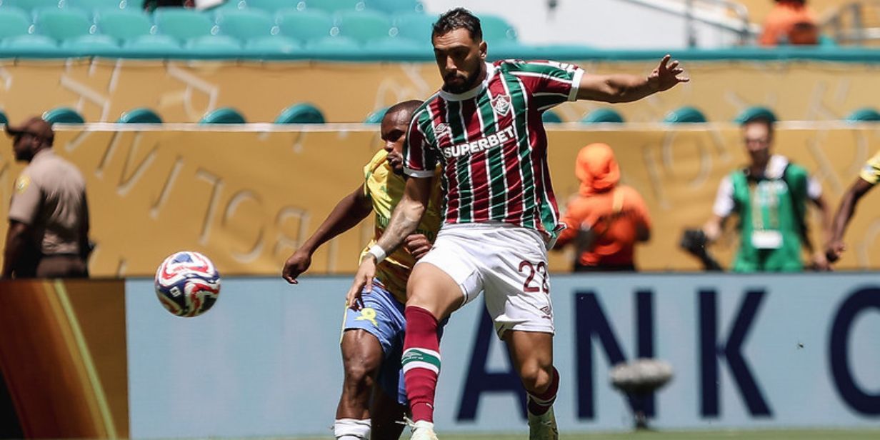 O zagueiro Freytes, do Fluminense, faz o corte durante jogo com o Mamelodi Sundowns - Lucas Merçons / Fluminense
