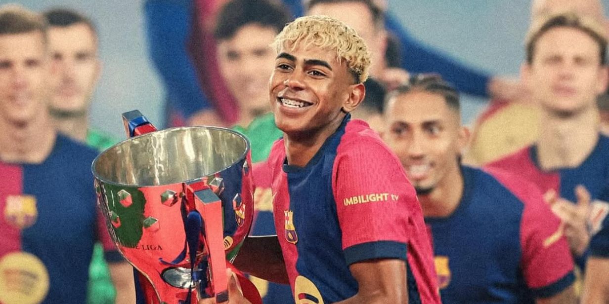 Lamine Yamal, do Barcelona, ergue o troféu da LaLiga - Reprodução / Instagram @lamineyamal