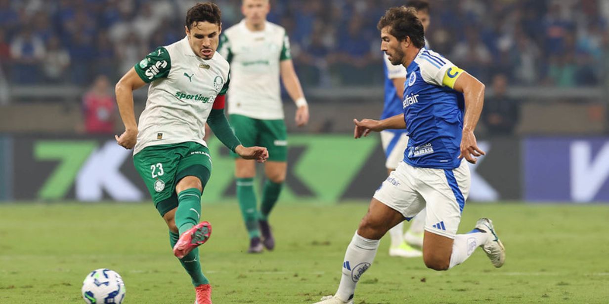 Rafael Veiga, do Palmeiras, tenta passar pela marcação de Lucas Silva, do Cruzeiro, em jogo do Brasileirão - Cesar Greco / Palmeiras