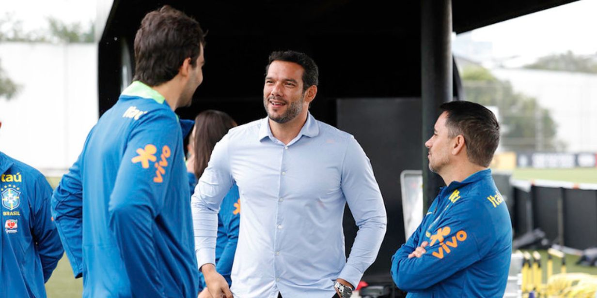 Samir Xaud, presidente da CBF, conversa com integrantes da comissão técnica da seleção brasileira - Rafael Ribeiro / CBF