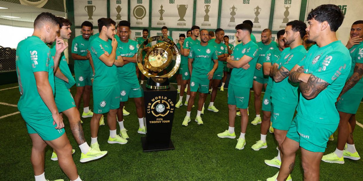 Elenco do Palmeiras admira a taça da Copa do Mundo de Clubes - Cesar Greco/Palmeiras