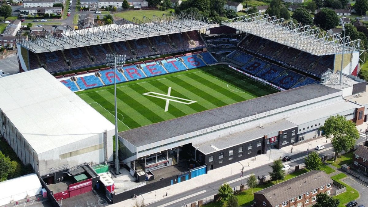 Estádio Turf Moor, do Burnley, com um X no centro do campoe, para anunciar acordo com a rede social - Reprodução / Instagram @burnleyofficial