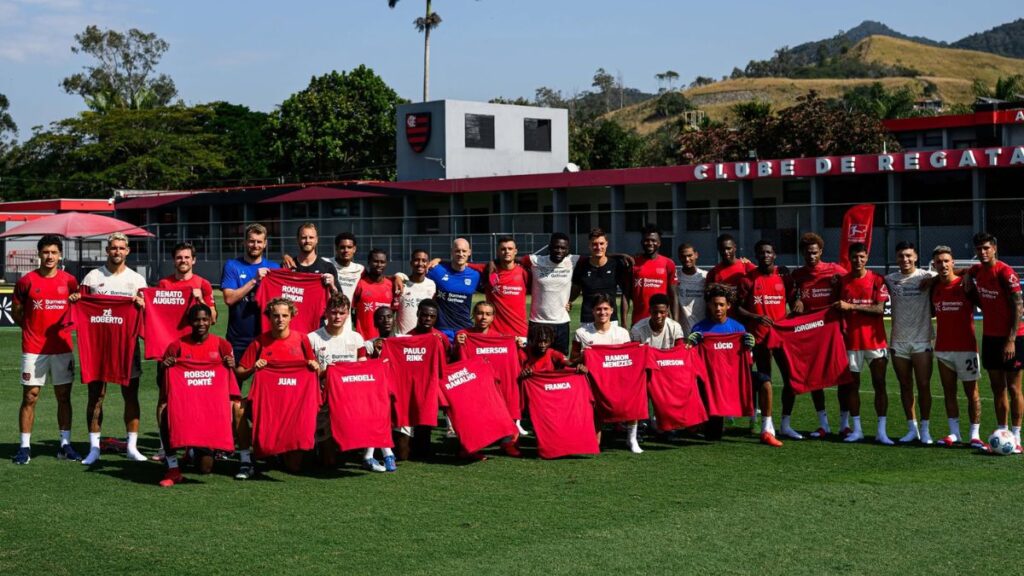 Jogadores do Bayer Leverkusen exibem camisa em homenagem a brasileiros que jogaram pelo clube - Reprodução / Instagram @bayer04_br