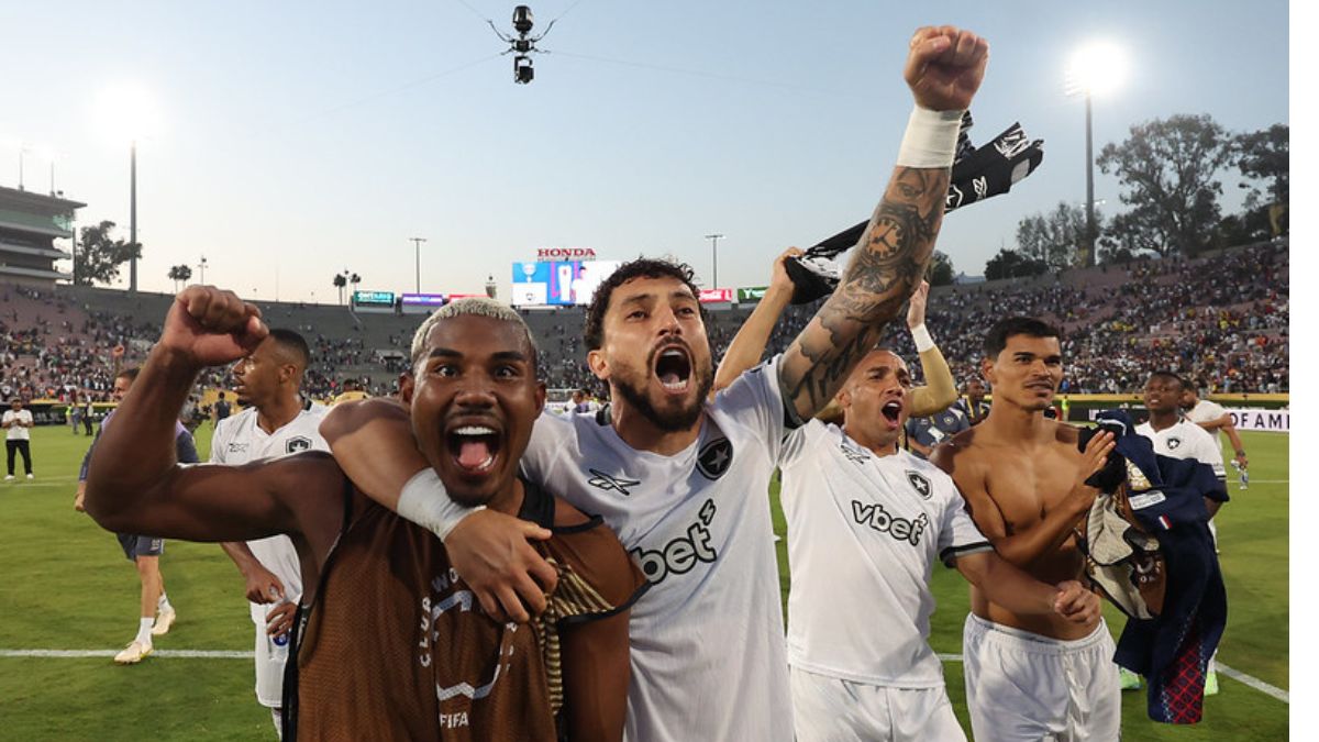 Jogadores do Botafogo comemoram a vitória sobre o PSG na Copa do Mundo de Clubes - Vitor Silva / Botafogo