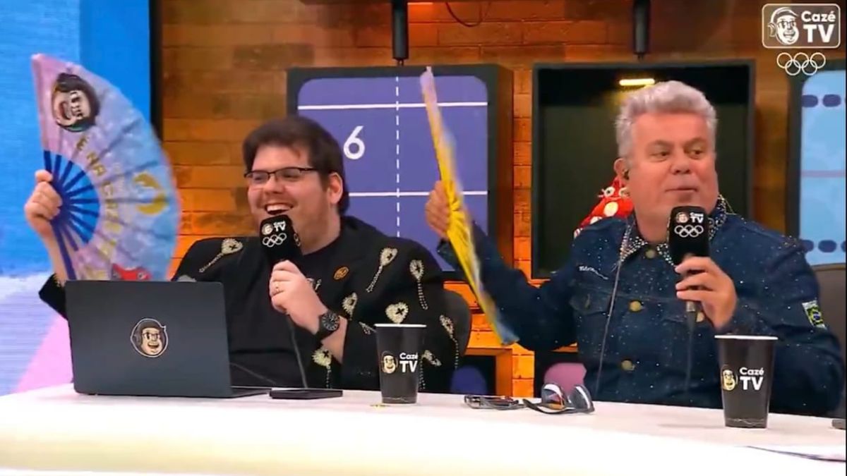 O apresentador Casimiro Miguel brinca com o carnavalesco Milton Cunjha durante transmissão das Olimpíadas de Paris 2024 - Reprodução / X @CazeTV