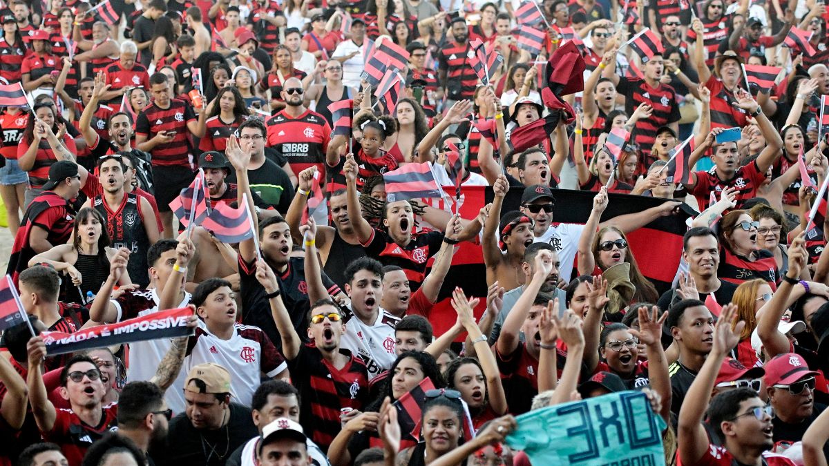 Torcida do Flamengo assiste jogo na Fan Zone da Copa do Mundo de Clubes, no Rio - Divulgação