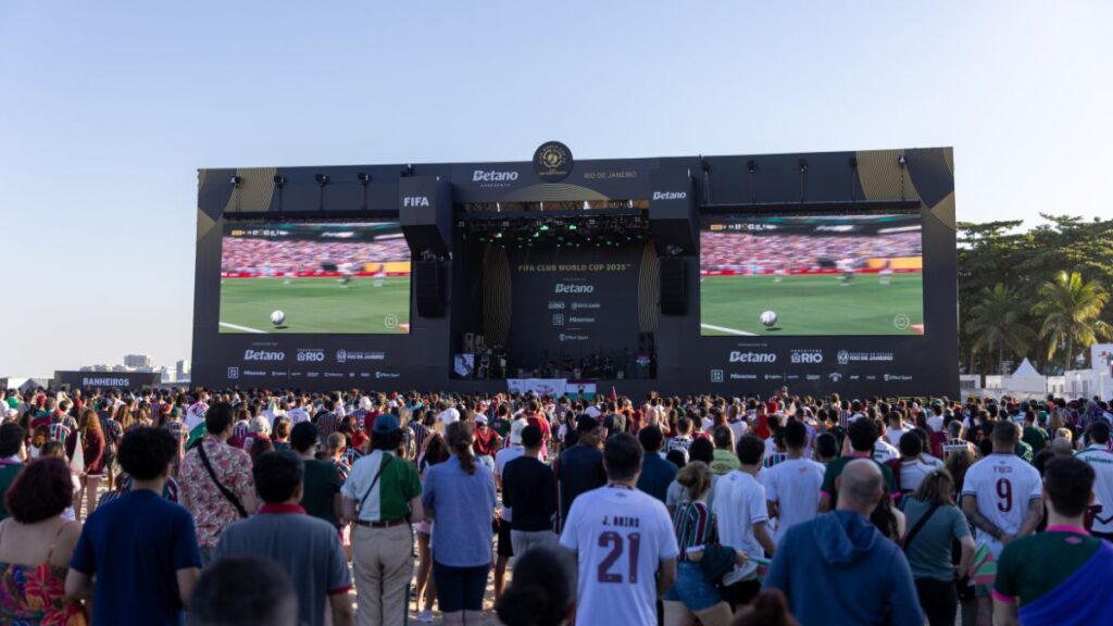 Torcida assiste jogo na Fan Zone da Copa do Mundo de Clubes, no Rio - Divulgação