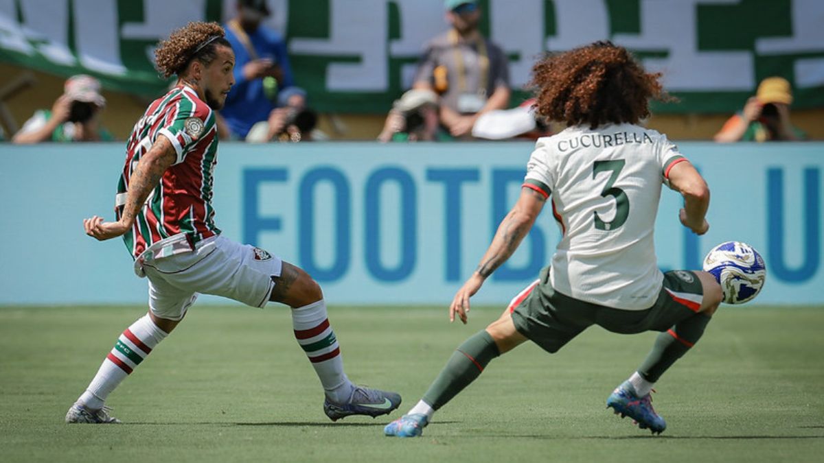 O lateral Guga, do Fluminense, tenta passar por Cucurella, do Chelsea - Marcelo Gonçalves / Fluminense