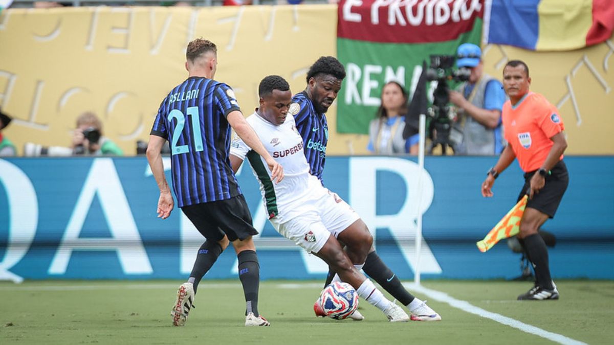 Arias, do Fluminense, tenta passar pela marcação da Inter de Milão - Marcelo Gonçalves / Fluminense