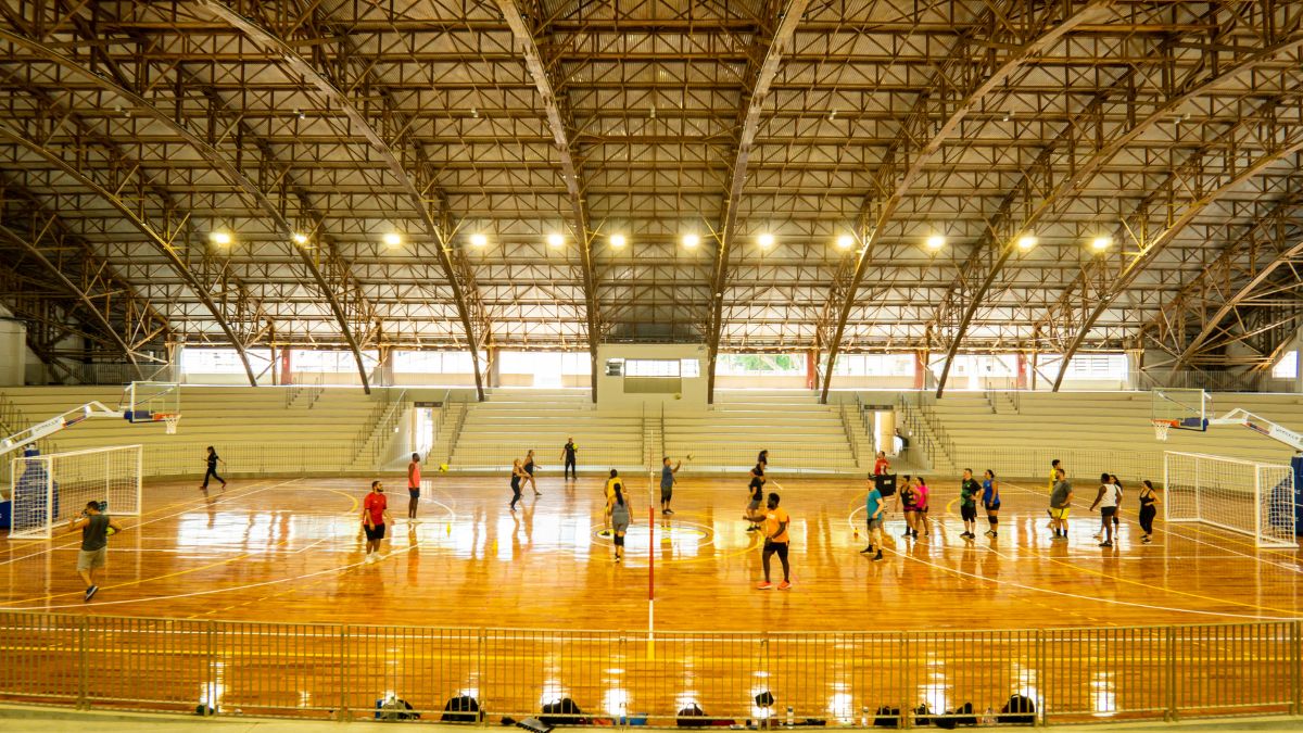 Crianças jogam futsal no Ginásio Poliesportivo Mercado Livre, no Complexo do Pacaembu - Divulgação