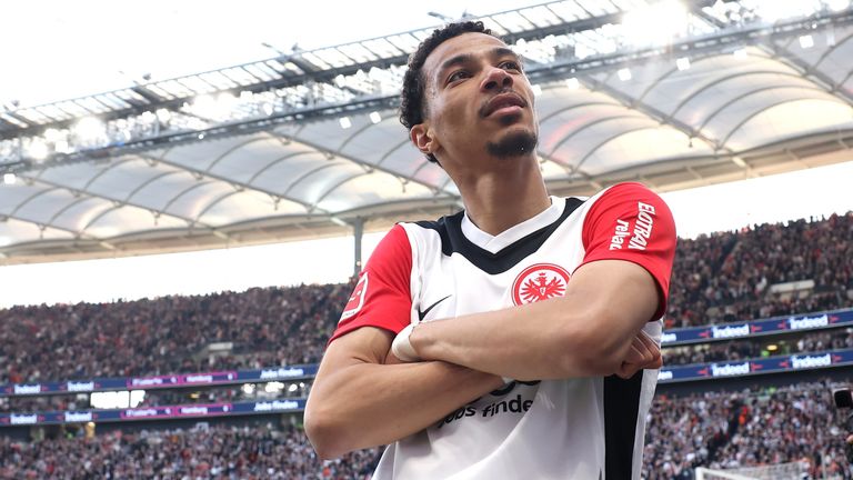 Liverpool disputa a contratação da promessa Ekitike