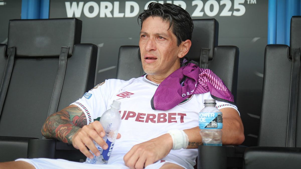 O atacante Germán Cano se hidrata após deixar o campo na vitória do Fluminense sobre a Inter de Milão - Marcelo Gonçalves / Fluminense