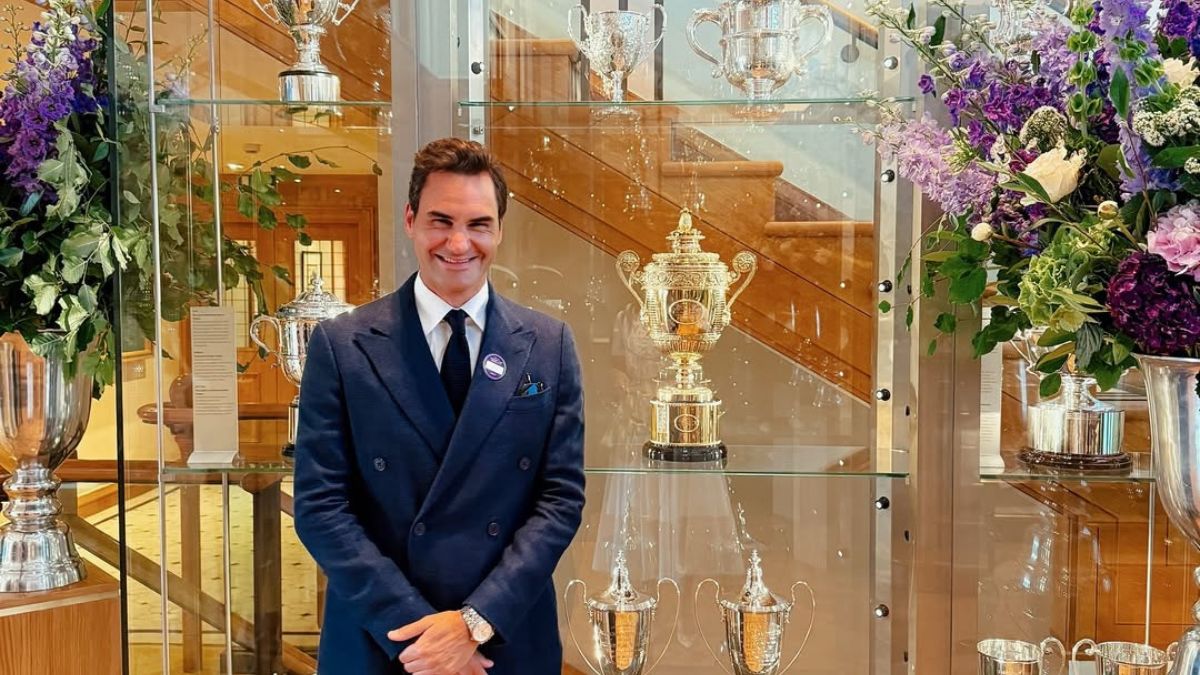 Roger Federer, agora homem de negócios, posa em frente a troféu de Wimbledon - Reprodução / Instagram @rogerfederer