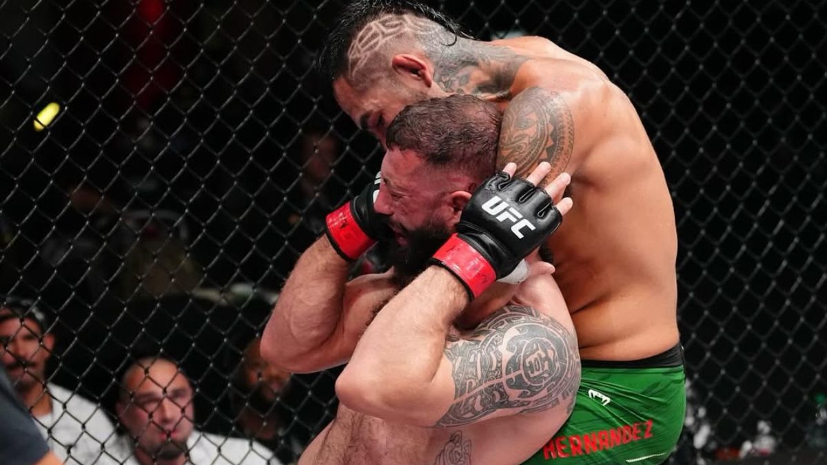 O médio Anthony "Fluffy" Hernandez (atacando) durante luta do UFC - Rerpodução / Instagram @ufc