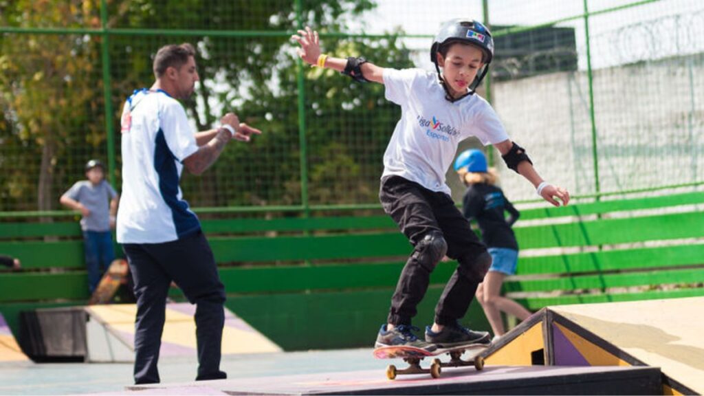 Garoto faz manobra de skate durante a Liga Nescau - Divulgação