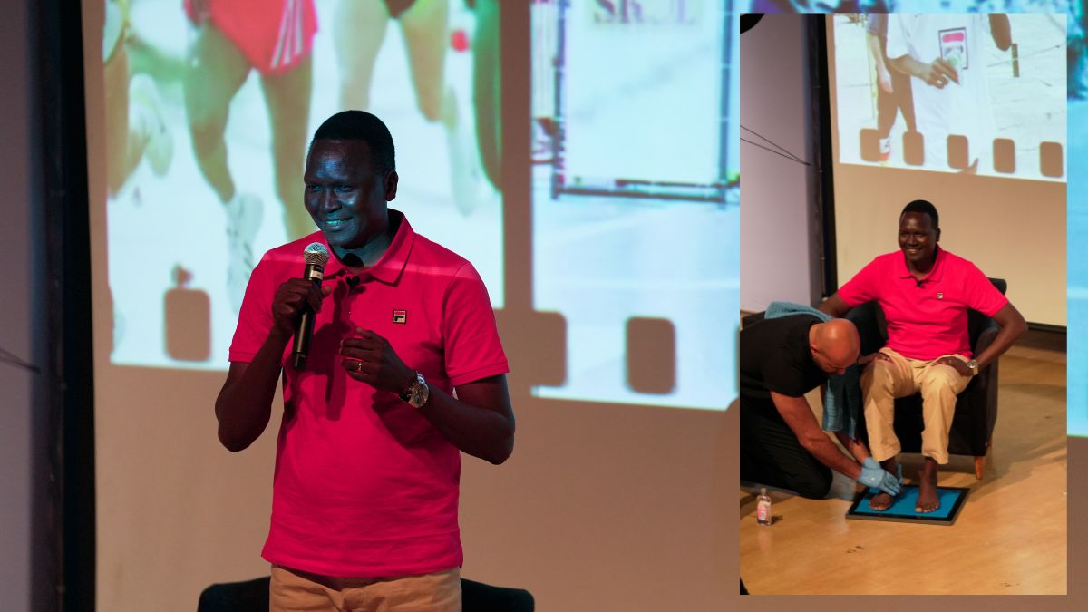 Paul Tergat discursa durante cerimônia de entrada no Hall da Fama da São Silvestre e tira os moldes dos pés (destaque) - Divulgação