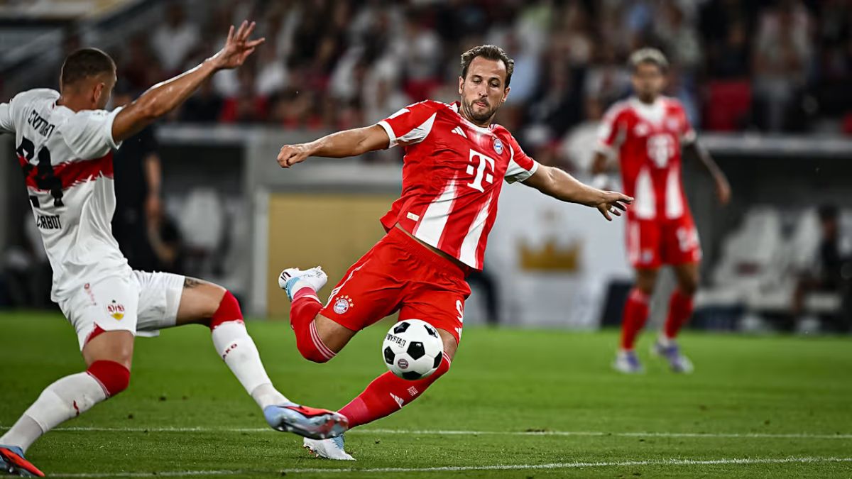 Harry Kane, do Bayern, tenta o gol e jogo contra o Stuttgart pela Supercopa da Alemanha - Bayern / Divulgação