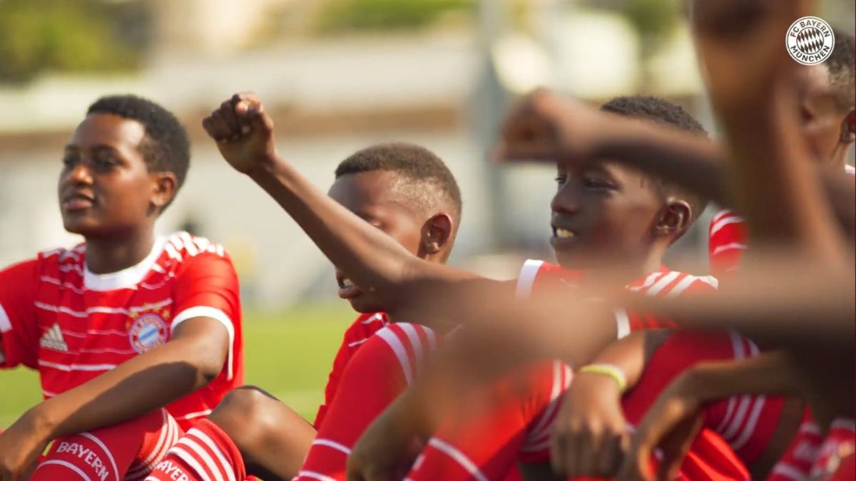 Garotos participam de treino na Bayern Academy, em Ruanda - Divulgação