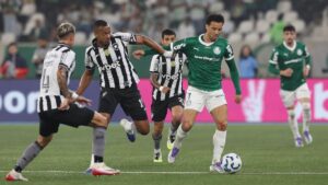 Botafogo e Palmeiras, ambos patrocinados por empresas de apostas, se enfrentam pelo Brasileirão - Cesar Greco/Palmeiras