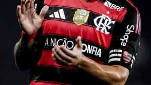 Na última rodada, Flamengo jogou com o Vitória com a mensagem "A nação confia" na camisa - Gilvan de Souza/Flamengo