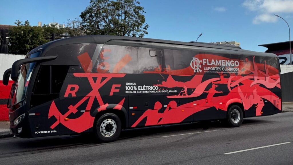 Flamengo adota ônibus elétrico da BYD para transporte de atletas olímpicos