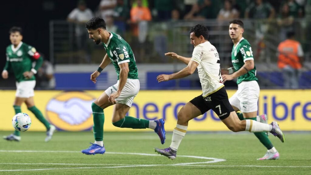 Flaco López, do Palmeiras, tenta passar pela marcação do Universitário no jogo de volta das oitavas de final da Libertadores - Cesar Greco/Palmeiras