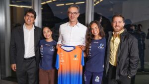 o presidente da Vale, Gustavo Pimenta (no meio), recebe camisa do presidente da CBG, Henrique Motta (direita), Ricardo Resende (à esquerda), presidente do Comitê Organizador do Mundial, e das ginastas Julia Soares e Bárbara Galvão - Divulgação