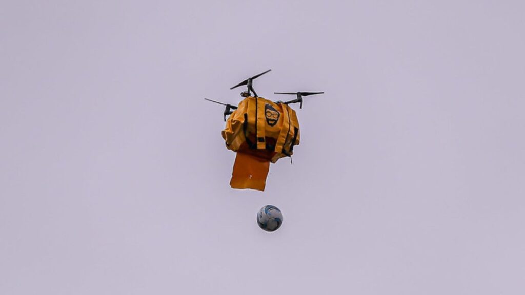 Ativação do Zé Delivery entregou a bola de jogo com um drone - Divulgação