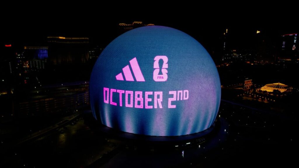 Adidas projeta bolas de Mundiais passados no Sphere em ação para lançamento para Copa 2026