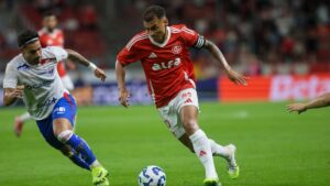 Alan Patrick, do Internacional, tenta passar pela marcação do Fortaleza, em jogo do Brasileirão - Ricardo Duarte / Internacional