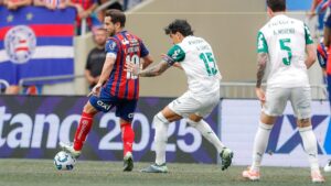 Everton Ribeiro, do Bahia, é marcado por Gustavo Gómez, do Palmeiras, em jogo pelo Brasileirão - Rafael Rodrigues/Bahia