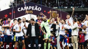 Jogadores do Bahia erguem o troféu da Copa do Nordeste - Letícia Martins/Bahia