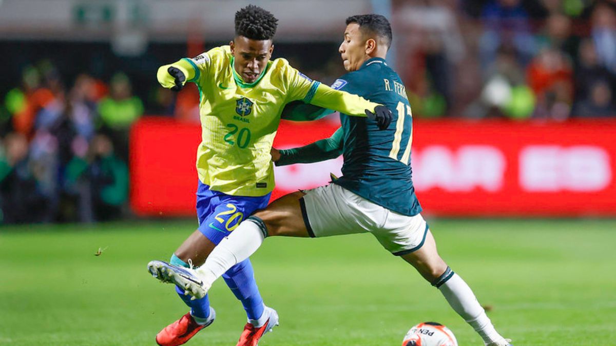 Estêvão tenta passar pela marcação de Fernandez, na derrota do Brasil para a Bolívia - Rafael Ribeiro / CBF