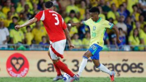 Estêvão, autor do primeiro gol, conduz a bola na vitória da seleção brasileira sobre o Chile, no Maracanã - Rafael Ribeiro/CBF