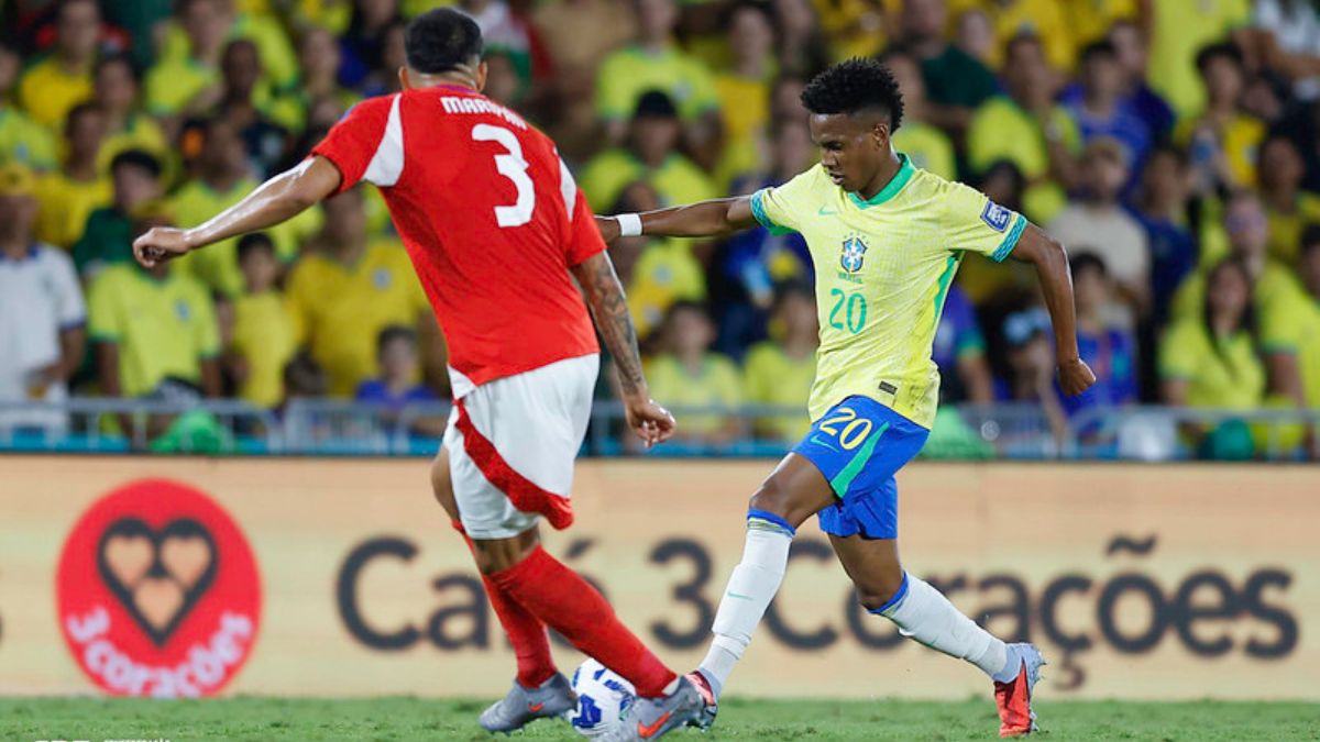 Estêvão, autor do primeiro gol, conduz a bola na vitória da seleção brasileira sobre o Chile, no Maracanã - Rafael Ribeiro/CBF