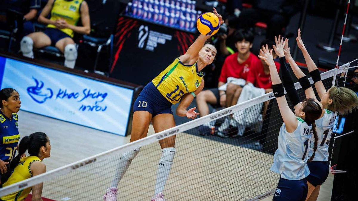 A ponteira Gabi ataca sobre bloqueio do Japão no jogo que definiu a medalha de bronze para o Brasil - Divulgação / FIVB