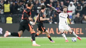 Léo Pereira, do Flamengo, faz um corte durante clássico contra o Corinthians - Gilvan de Souza/Flamengo