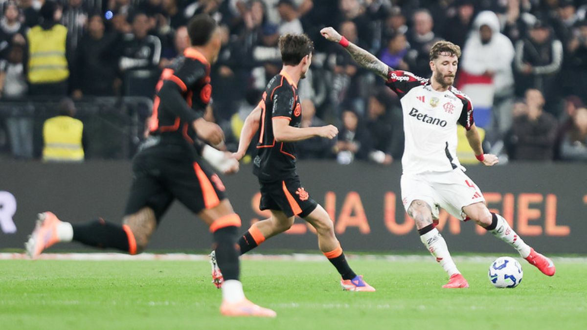 Léo Pereira, do Flamengo, faz um corte durante clássico contra o Corinthians - Gilvan de Souza/Flamengo