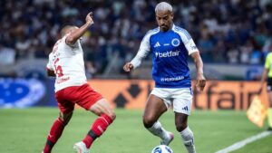 Matheus Pereira tenta passar pela marcação de Gabriel na vitória do Cruzeiro sobre o Red Bull Bragantino - Gustavo Aleixo / Cruzeiro