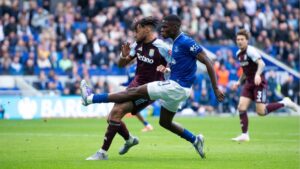 Everton e Aston Villa, ambos patrocinados por casas de apostas, se enfrentam na Premier League - Divulgação / Everton