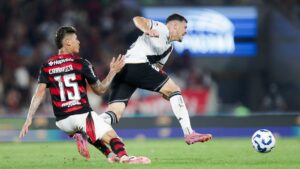 Carrascal, do Flamengo, faz falta em Hugo Moura, do Vasco, no empate no Maracanã - Gilvan de Souza/Flamengo