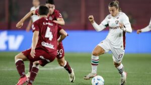 Canobbio, do Fluminense, tenta passar pela marcação de Pérez e Cardozo, do Lanús - Marcelo Gonçalves / Fluminense