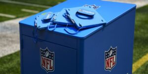 Microsoft fornece os tablets e softwares utilizados por treinadores e jogadores na lateral do campo durante partidas da NFL - Dmytro Savchuk / Microsoft